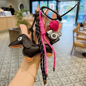 พวงกุญแจหนัง PU รูปดัชชุนด์น่ารัก พร้อมลูกปัดคริสตัล พวงกุญแจรูปโบว์ปอมปอม สายถักตกแต่ง สำหรับกระเป๋าเป้และกระเป๋าถือ - Product Image 4