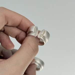 Bague papillon rétro en argent pur S925, design de niche, incrustation haut de gamme, luxe léger, style 'Misty Noodle' - Product Image 2