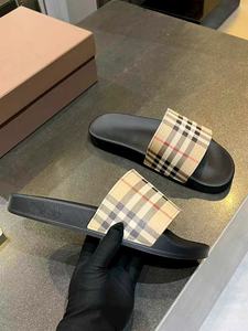 Chaussons d'été 2026 à motif à carreaux avec semelles souples en caoutchouc, confortables et antidérapants pour hommes et femmes - Product Image 4