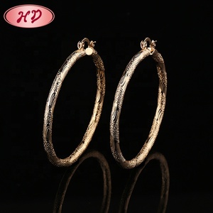 Pendientes <span class=keywords><strong>de</strong></span> Aro Económicos Nuevos y Elegantes para Chicas con Diseño Giratorio <span class=keywords><strong>de</strong></span> Diamantes en Oro <span class=keywords><strong>de</strong></span> 18K, <span class=keywords><strong>Aretes</strong></span> Tipo Huggie Bañados en Oro <span class=keywords><strong>de</strong></span> 18K - Product Image 5