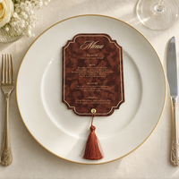 Menu de mariage de luxe vintage en velours marron, texte personnalisé en feuille d'or, pompon décoratif, menu de table découpé pour réception
