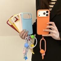 Étui de téléphone portable élégant et portable, respectueux de la peau, avec bracelet perlé, antichoc, anti-rayures, coque de protection pour les modèles d'iPhone plus récents