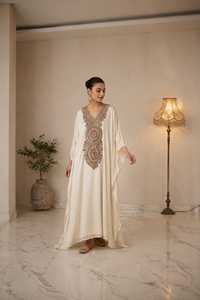Kaftan en soie pour femme avec broderie Aari et perles Resham complexes, tenue ethnique de luxe pour réception de mariage et fêtes - Product Image 2