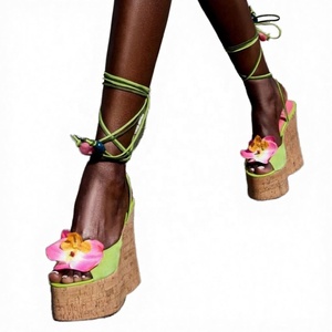 Sandales compensées ultra-hautes pour femme, à lacets, motif bois, bout ouvert, avec brides croisées à la cheville et plateforme épaisse - Product Image 3