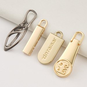 Accesorios de ropa, tirador de cremallera grabado personalizado 3 #, tirador de cremallera con logotipo en relieve, tirador de cremallera de Metal dorado 5 # para bolsos, monederos - Product Image 1