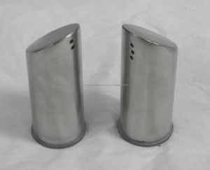 Salero y pimentero de metal de diseño antiguo en color plateado, perfecto para guardar vajilla y utensilios de cocina con estilo - Product Image 4