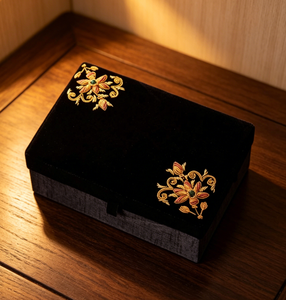 Boîte à bijoux en velours noir avec broderie dorée, boîte de rangement pour bijoux luxueuse brodée de fleurs pour femmes - Product Image 4