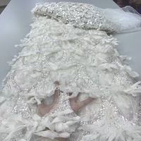 Nouveau tissu en maille de dentelle 100% polyester tissé, fortement brodé, orné de fleurs tridimensionnelles et de perles, pour robes de soirée et de mariage