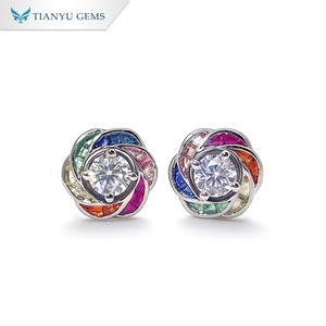 ต่างหูเพชรโมอิสซาไนต์ทรงกลมสีรุ้ง ทองคำขาว 14K แบบสั่งทำพิเศษจาก Tianyu Gems ตัวเรือนแบบ Bezel Setting สำหรับผู้หญิง สวมใส่ได้ทุกวัน - Product Image 1