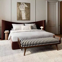 Cadre de lit rembourré en velours avec tête de lit incurvée, lit plateforme moderne avec banc en bois, mobilier de chambre à coucher de luxe