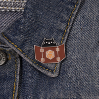 Harga Grosir Kualitas Tinggi Kucing Hitam Terlihat Penyihir Buku Mantra Enamel Pin Kustom Menyenangkan Lucu Kartun Pin Bros Lembut Enamel Pin