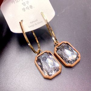 Les boucles d'oreilles diamant et perle de luxe léger sont à la mode et polyvalentes. Les boucles d'oreilles de style français sont plaquées d'or véritable - Product Image 6