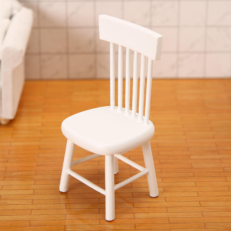 เก้าอี้สีขาว