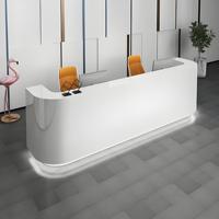 Bureau d'accueil moderne de luxe haut de gamme en aggloméré peint avec façade miroir