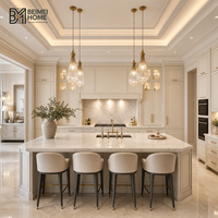 Meubles de cuisine crème de style français transitoire, portes fines de type Shaker, îlot central en laiton, projet de menuiserie sur mesure pour toute la maison de villa