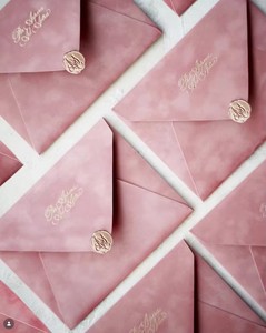 Élégante Enveloppe d'Invitation de Mariage en Velours Rose Poudré avec Impression Personnalisée en Or Cuivré et Monogramme Sceau de Cire - Product Image 1