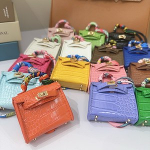 Mini <span class=keywords><strong>Kelly</strong></span> Bag Charm con Patrón de Cocodrilo, de Cuero Sintético PU, Hecho a Mano, Adorable Colgante de Bolso en Miniatura, Llavero de Coche de Alta Gama - Product Image 4