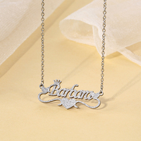 Vente en gros de bijoux personnalisés en acier inoxydable avec nom pour enfants collier avec nom en forme de cœur en anglais givré
