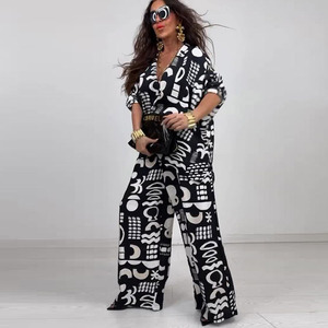 Costume imprimé noir et <span class=keywords><strong>blanc</strong></span> en gros, haut à manches courtes col en V, logo personnalisé, <span class=keywords><strong>pantalon</strong></span> droit ample, directement de l'usine - Product Image 2