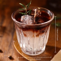 Trendige Realistische Handgefertigte Gerippte Glas-Duftkerze in Braunem Eiskaffee-Design für Heim- und Café-Dekoration