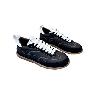 Tige en nylon et daim avec lacets surdimensionnés, semelle en caoutchouc, baskets basses rétro unisexes noires et blanches pour les passionnés de mode - Product Image 1
