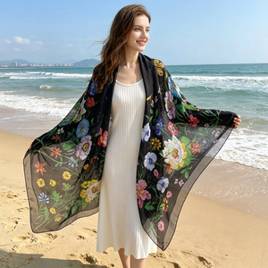 Châle en mousseline de soie de mûrier respirant à motif floral surdimensionné 105x105cm pour les vacances d'été à la plage - Product Image 1