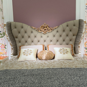 Cama de Lujo Rococó Francesa <span class=keywords><strong>Provincial</strong></span> con Cabecero Acolchado y Botones, Plisada, con Filigrana, Estilo Boutique Glam para Dormitorio de <span class=keywords><strong>Palacio</strong></span> o Penthouse - Product Image 3