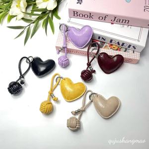 Porte-clés Cœur Rembourré en Coton, Breloque de <span class=keywords><strong>Sac</strong></span> en Cuir Tressé, Charme de <span class=keywords><strong>Sac</strong></span> à Main Mignon et Luxueux, Pendentif de <span class=keywords><strong>Sac</strong></span> à Main Tendance, Cadeau pour <span class=keywords><strong>Femme</strong></span> - Product Image 4