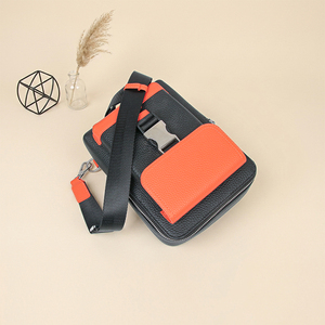 Sac bandoulière en cuir véritable Daily Essentials, sac messager vertical compact, vente en gros OEM ODM - Product Image 1