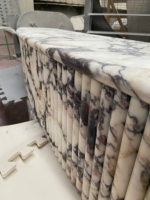 Dessus de table basse en marbre d'alto Calacatta cannelé avec pied en marbre d'alto côtelé pour dessus de table dans le salon