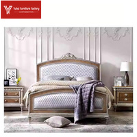 Lit double de luxe pour chambre principale, en bois massif sculpté, style design moderne, avec revêtement en tissu doux, personnalisable