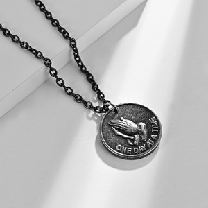 Collar Personalizado de Plata Antigua con Manos en Oración, Estilo Retro, para Hombres Hip Hop, Color Gris Plateado - Product Image 3