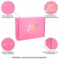 Boîte cadeau de luxe rose bubblegum avec monogramme doré pour cadeaux de mariage et de fête nuptiale haut de gamme