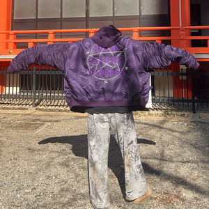 سترة رجالية مبطنة مخصصة بتطريز جرافيك، سميكة وكبيرة الحجم، على طراز طيار، قابلة للعكس ومقاومة للرياح - Product Image 4