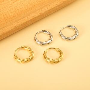 Pendientes de Aro Geométricos de Acero Inoxidable con Baño de Oro de 18K, Diseño Trenzado, Venta al por Mayor para Mujer - Product Image 4