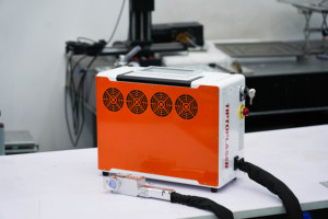 Machine de décapage de la rouille au <span class=keywords><strong>laser</strong></span> portable industrielle haute puissance 300W pour le nettoyage de grandes surfaces dans les chantiers navals et les ateliers automobiles - Product Image 5