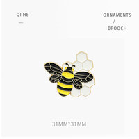 Badge de robe en émail dur, dessin animé mignon petite guêpe lettre épingle personnalisé mini abeille broche en émail