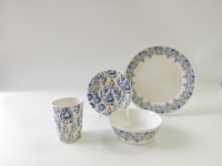 Ensemble de vaisselle de camping avec assiettes plates, assiettes à salade, tasses et bols. Léger et incassable. Utilisation intérieure et extérieure.