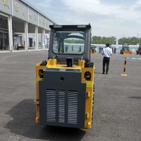 Chargeuse compacte sur pneus XC7SR04 axée sur la performance, capacité de charge nominale de 0,385 tonne, godet de 0,17 m³ pour travaux de rénovation intérieure en espace restreint
