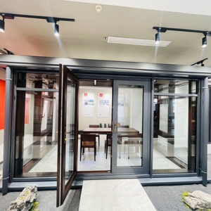 Kit de véranda à pignon <span class=keywords><strong>en</strong></span> <span class=keywords><strong>bois</strong></span> de style minimaliste contemporain Design de <span class=keywords><strong>solarium</strong></span> incurvé avec toit <span class=keywords><strong>en</strong></span> verre trempé pour villas pour cour - Product Image 2