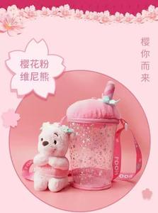 กระเป๋าสะพายข้างตุ๊กตาหมีวินนี่เดอะพูห์ ของแท้ ลายโกโก้ พร้อมตุ๊กตาพูห์ ของตกแต่งกระเป๋า ขายส่ง ผ้าพลัฌเนื้อสั้นใยฝ้าย PP - Product Image 2