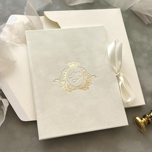 Porte-documents en velours beige avec monogramme personnalisé estampé à chaud, pour invitations de mariage, cartes VIP, certificats professionnels en suède, Noël - Product Image 2