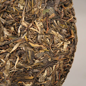 Célèbre gâteau au thé Yunnan Sheng Puer Lao Ban Zhang 357 grammes gâteau au thé cru Yunnan <span class=keywords><strong>Qi</strong></span> <span class=keywords><strong>Zi</strong></span> <span class=keywords><strong>Bing</strong></span> <span class=keywords><strong>Cha</strong></span> - Product Image 4