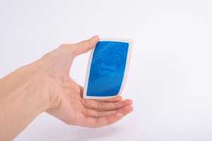 ไพ่โป๊กเกอร์แบบพกพาพิมพ์โลโก้ได้ตามต้องการไพ่โป๊กเกอร์ภาษาอังกฤษมีสตินานเป็นมิตรกับสิ่งแวดล้อมสำหรับความบันเทิงในบ้านบนพื้นผิวมันวาว - Product Image 5