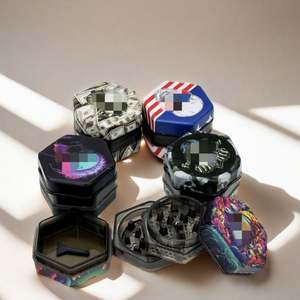 Broyeur à herbes en plastique de forme hexagonale pour cigarettes en stock - Product Image 4