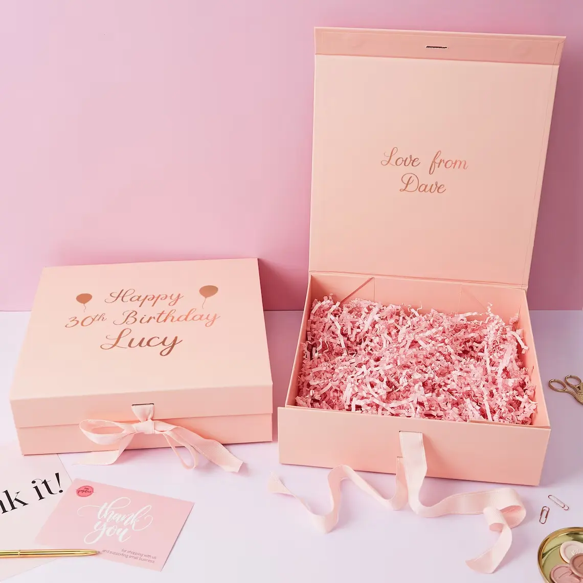 Harga grosir kotak hadiah pernikahan magnetik kemasan lipat tutup penutupan pita merah muda kardus kertas kustom