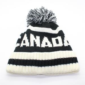 Chapeau d'hiver personnalisé en tricot blanc et <span class=keywords><strong>noir</strong></span> avec <span class=keywords><strong>pompon</strong></span> - Product Image 4