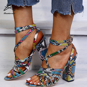 Nuovo design, <span class=keywords><strong>scarpe</strong></span> da sandalo <span class=keywords><strong>con</strong></span> <span class=keywords><strong>tacco</strong></span> a croce da donna <span class=keywords><strong>con</strong></span> cinturino incrociato estivo <span class=keywords><strong>con</strong></span> stampa serpente multicolore - Product Image 1