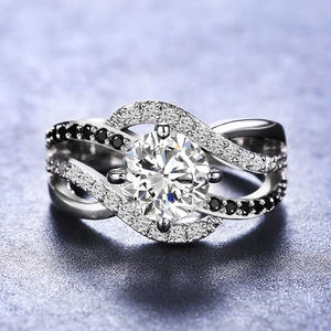 Anello da Donna F240 in Oro Bianco con Diamante Taglio Brillante Rotondo, Colore G Naturale, Pietre Laterali in Diamante Nero, Gioiello di Fidanzamento - Product Image 1