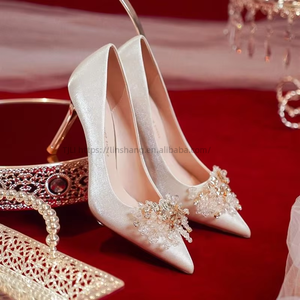 Zapatos de Novia Beige Francés con Tacón Alto y Punta Puntiaguda para Mujer, con Perlas Brillantes y Parte Superior de Charol - Product Image 1